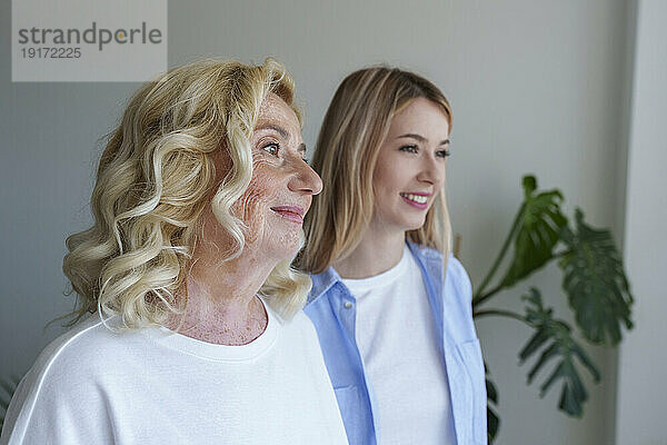 Lächelnde ältere Frau mit schöner Tochter zu Hause