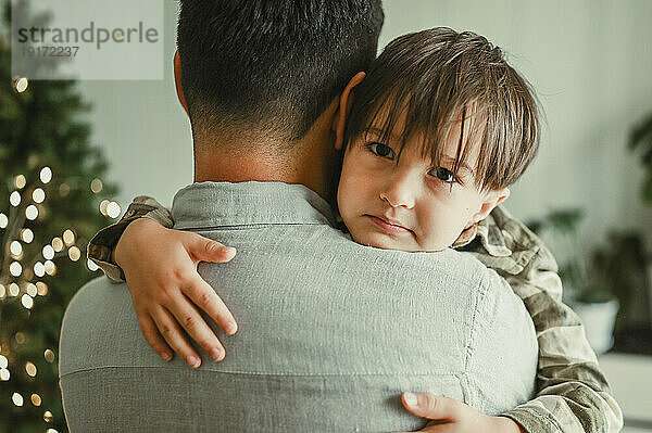 Liebevoller Vater umarmt Sohn zu Hause