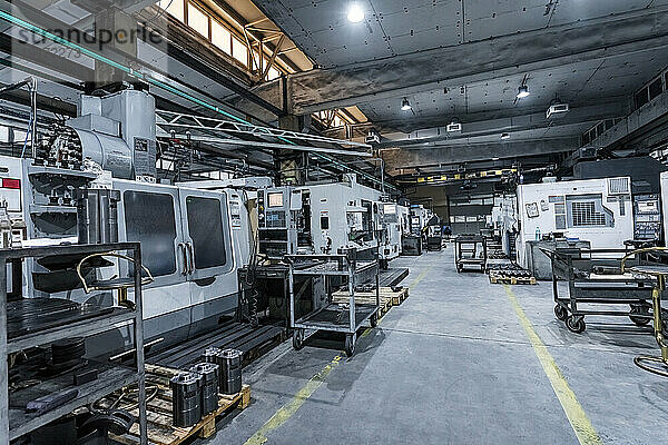 Moderne automatisierte Maschinen in der Metallindustrie