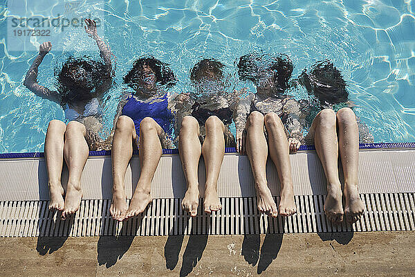 Freunde amüsieren sich im Schwimmbad des Resorts
