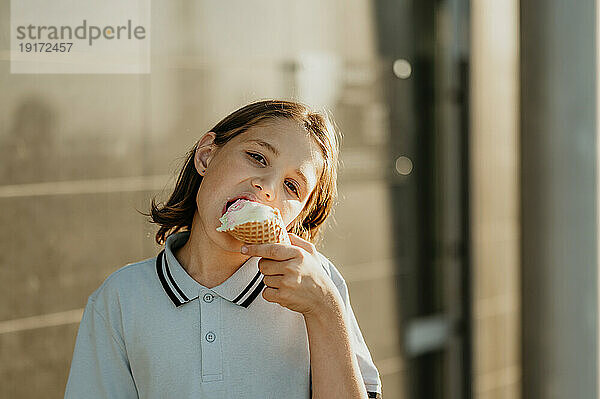 Mädchen genießt Eistüte im Sonnenlicht