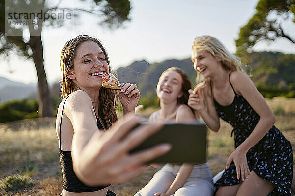 Glückliche Freunde  die am Wochenende ein Selfie mit dem Smartphone machen