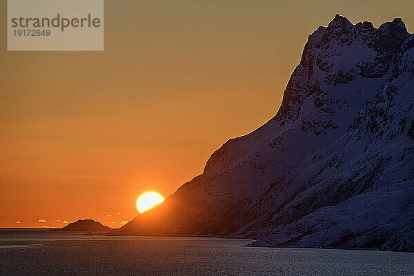 Norwegen  Troms und Finnmark  Joviknes  Ersfjord bei Sonnenuntergang
