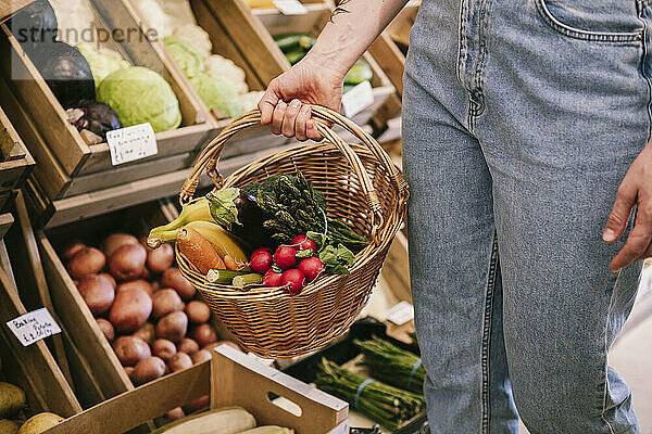 Frau kauft frisches Gemüse im Supermarkt