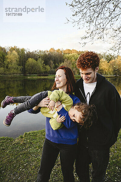 Glückliche Mutter mit Sohn und Tochter  die sich im Park vergnügen
