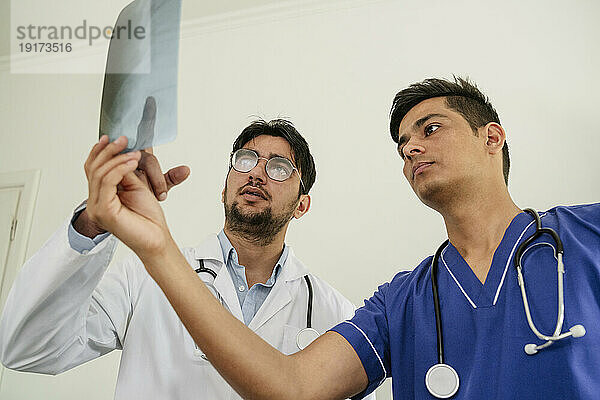 Zwei Ärzte diskutieren über medizinisches Röntgen in der Klinik
