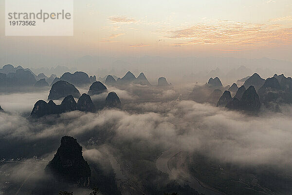 Berggipfel mit Wolken bei Sonnenaufgang  Guilin  China