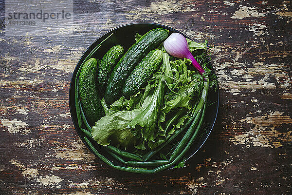 Teller mit Gemüse auf dem Tisch
