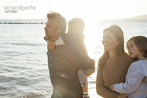 Glückliche Familie verbringt ihre Freizeit am Meer am Strand