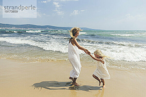 Glückliche Mutter und Tochter genießen den Strand