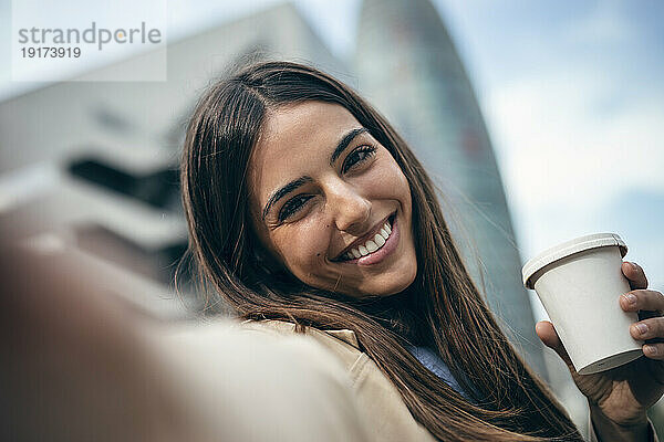 Glückliche Frau  die ein Selfie mit einer Kaffeetasse macht