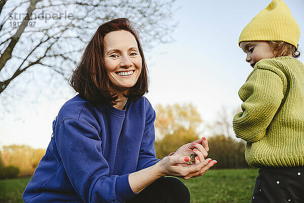 Lächelnde Frau mit Tochter im Park
