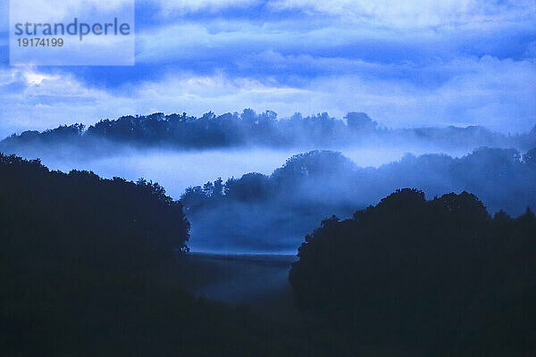 Deutschland  Hessen  Nebel schwebt in der Abenddämmerung über dem Edersee