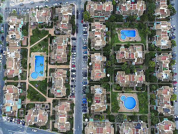 Spanien  Valencianische Gemeinschaft  Mil Palmeras  Luftaufnahme von Villen rund um drei Swimmingpools