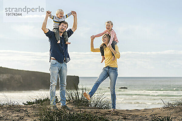 Glückliche Familie  die gemeinsam Spaß im Strandurlaub hat