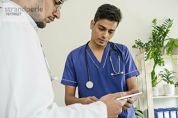 Zwei Ärzte nutzen gemeinsam einen Tablet-PC in der Klinik