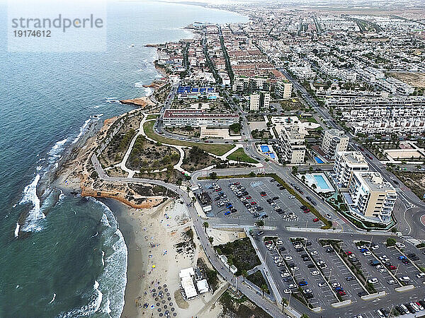 Spanien  Valencianische Gemeinschaft  Mil Palmeras  Luftaufnahme der Küstenstadt mit Parkplatz am Strand im Vordergrund