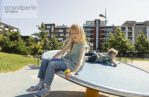 Bruder und Schwester spielen an einem sonnigen Tag auf dem Spielplatz