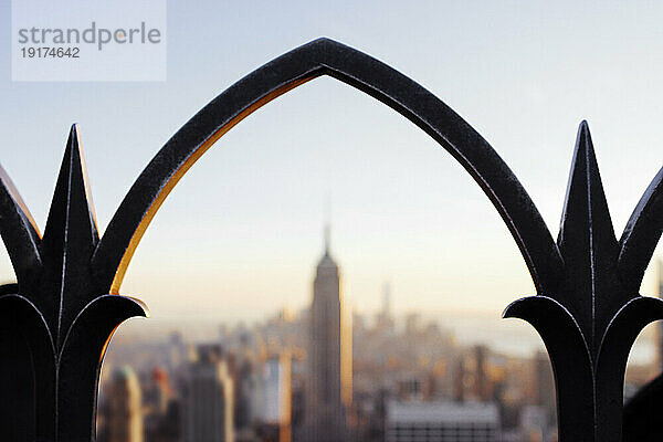USA  Bundesstaat New York  New York City  Blick vom Rockefeller Center mit Metallgeländer im Vordergrund