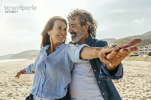 Glückliches Paar genießt den Urlaub am Strand an einem sonnigen Tag