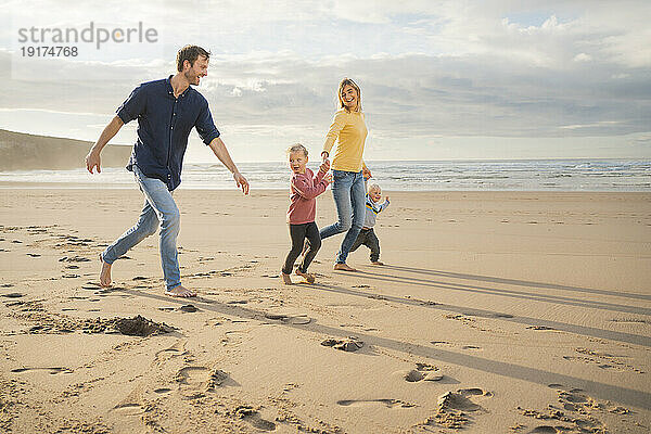Glückliche Familie genießt gemeinsam den Strandurlaub