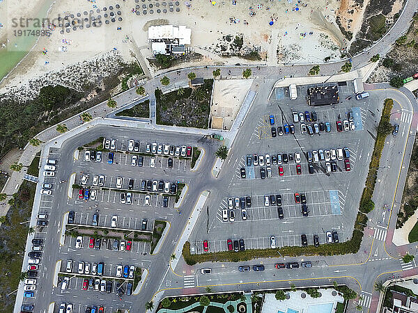 Spanien  Valencianische Gemeinschaft  Mil Palmeras  Luftaufnahme des Parkplatzes am Strand