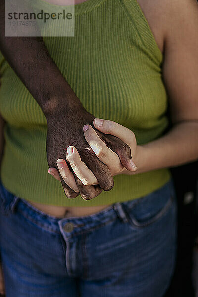 Freund und Freundin halten Händchen
