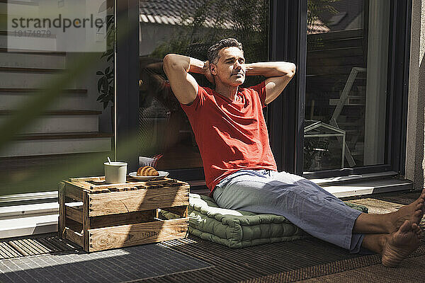 Porträt eines Mannes  der sich auf dem Balkon entspannt