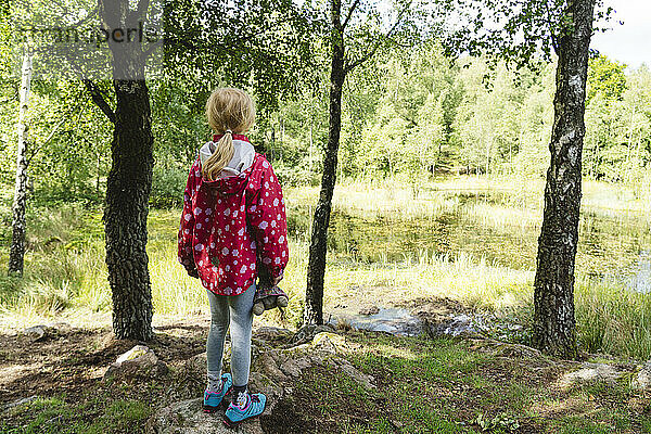 Mädchen erkundet im Urlaub den Wald