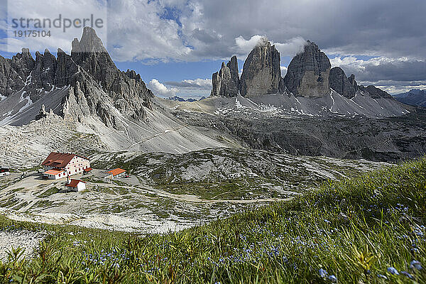 Italien  abgeschiedene Hütte in den Dolomiten mit den drei Zinnen von Lavaredo im Hintergrund