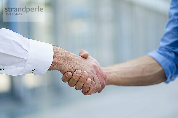 Geschäftspartner schütteln sich nach erfolgreichem Treffen die Hand