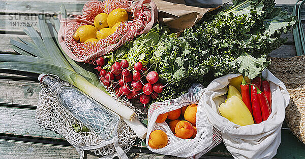 Frisches Bio-Obst und Gemüse auf dem Tisch auf dem Markt