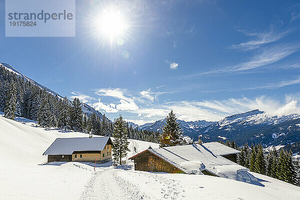 Österreich  Vorarlberg  Sonne scheint über einsamen Hütten in den Allgäuer Alpen