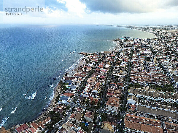 Spanien  Valencianische Gemeinschaft  Mil Palmeras  Luftaufnahme der Küstenstadt