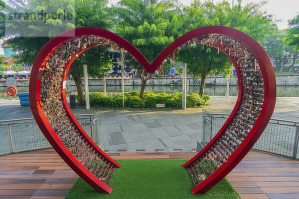 Singapur  Singapur-Stadt  herzförmige Installation mit Liebesschlössern in Clarke Quay