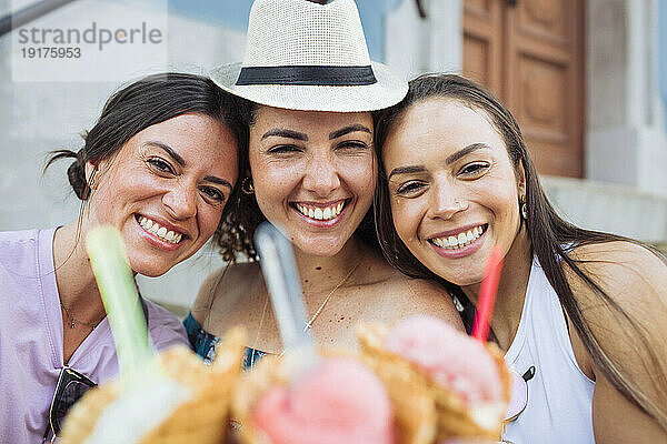 Fröhliche Freundinnen mit Eistüten
