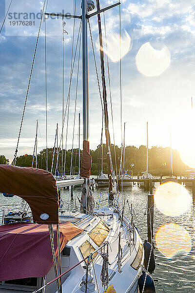Deutschland  Mecklenburg-Vorpommern  Krummin  Boot liegt im Yachthafen mit untergehender Sonne im Hintergrund