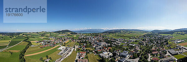Österreich  Oberösterreich  St. Georgen im Attergau  Drohnenpanorama einer ländlichen Stadt im Sommer