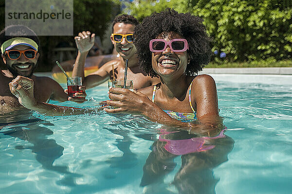 Fröhliche Freunde genießen Poolparty im Resort