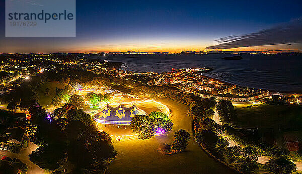 Großbritannien  Schottland  North Berwick  Luftaufnahme des Fringe by Sea Festivals im Lodge Grounds Park bei Sonnenuntergang