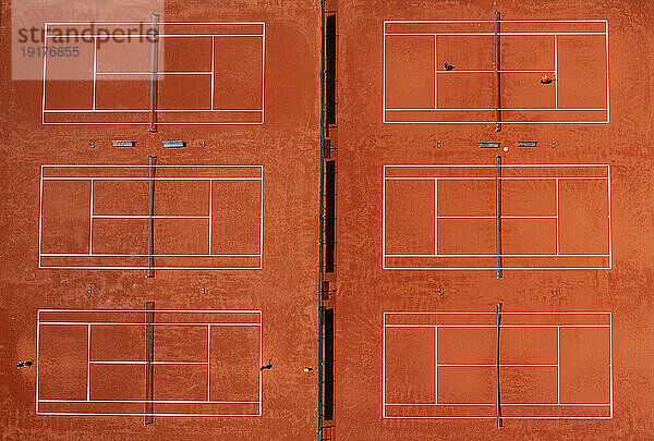 Drohnenansicht von Reihen von Tennisplätzen
