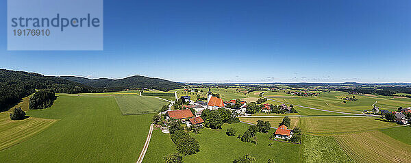 Österreich  Oberösterreich  Hausruckviertel  Drohnenpanorama des Dorfes Weißenkirchen im Attergau im Sonnenlicht