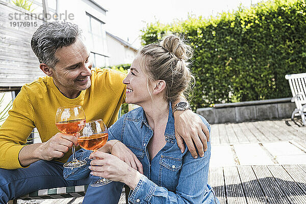 Porträt eines Paares  das draußen einen Drink genießt