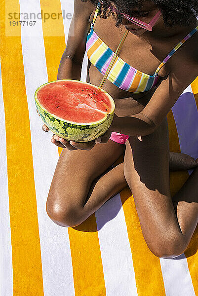 Frau trinkt an sonnigem Tag Wassermelonensaft