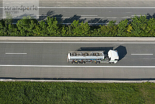 Österreich  Oberösterreich  Mondsee  Drohnenansicht eines Tankwagens auf der Westautobahn A1