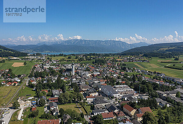 Österreich  Oberösterreich  St. Georgen im Attergau  Drohnenansicht einer ländlichen Stadt im Sommer