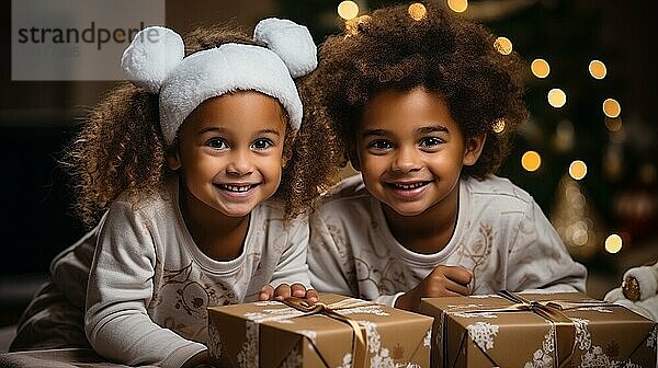 Zwei niedliche afroamerikanische Kinder warten darauf  ihre Weihnachtsgeschenke am Weihnachtsmorgen auszupacken. generative AI