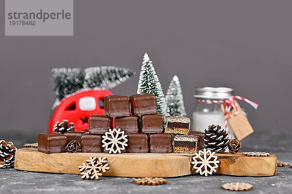 Deutsche Süßigkeiten  genannt 'Dominosteine'. Traditionelle Weihnachtsbonbons  die aus Lebkuchen  Gelee und Marzipan bestehen und mit Schokoladenglasur überzogen sind