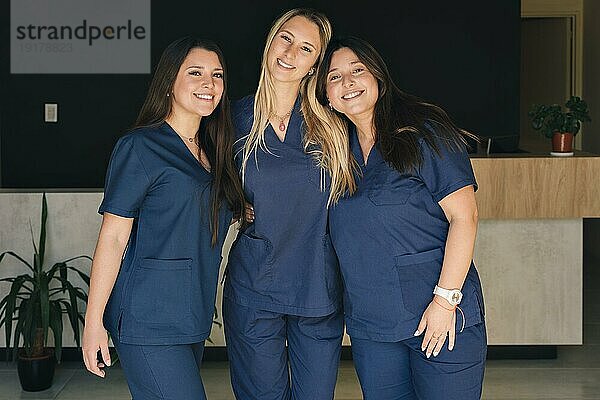 Konzept der Medizin  Frauen arbeiten in einem Team. Schöne lächelnde weibliche Gesundheitspflegekräfte schauen in die Kamera