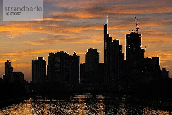 Wolken ziehen am Abend nach Sonnenuntergang über sie Silhouette der Frankfurter Bankenskyline hinweg.  Osthafen  Frankfurt am Main  Hessen  Deutschland  Europa